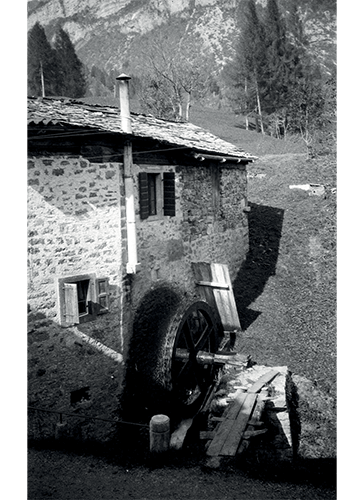 Ruota vecchio mulino - 1931<br />
Foto Paul Scheurmeier - Archivio AIS foto n° 2896 - Istituto di Lingue e Letterature Romanze e Biblioteca Karl Jaberg, Università di Berna.<br />
