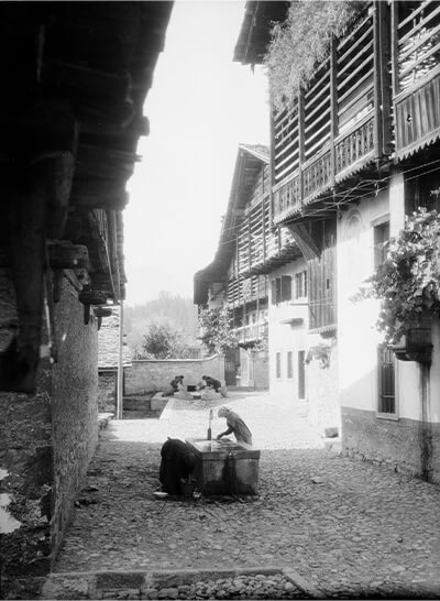 Fontana di Fontana e Lavatoio di Tredolo - 1931<br />
Case con tipici ballatoi, lindes, sulla facciata; in primo piano fontana con acqua corrente, dietro è presente un lavatoio pubblico in cemento, la lavandâre.<br />
