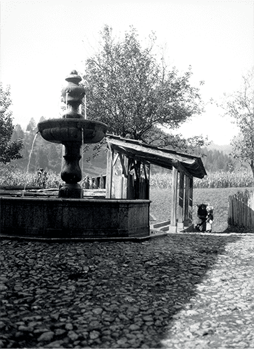 Borgo Vico - 9.10.1931<br />
Antico lavatoio coperto, non più esistente.<br />
Foto Paul Scheuermeier - Archivio AIS foto n° 2915 - Istituto di Lingue e Letterature Romanze e Biblioteca Karl Jaberg, Università di Berna.